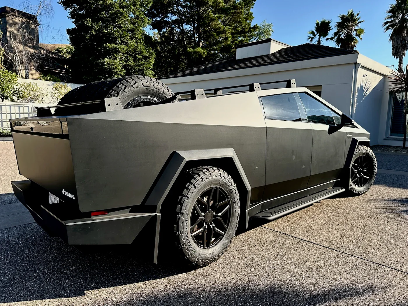 Tesla Cybertruck Crossbars Roof Rack - Image 2