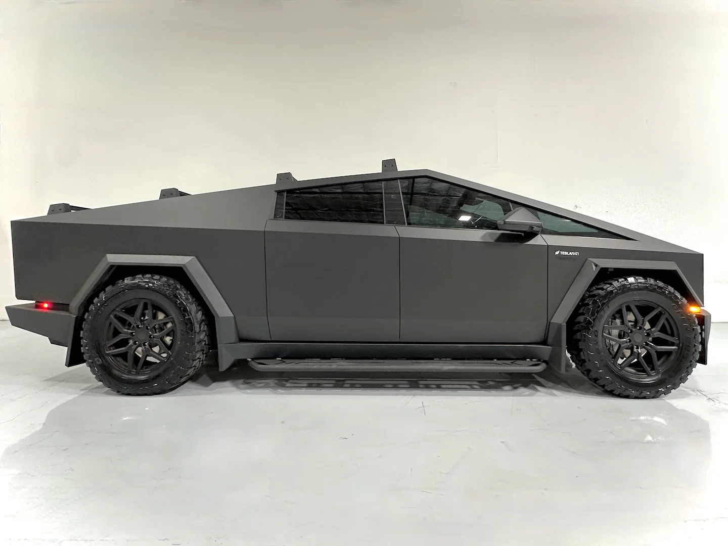 Tesla Cybertruck Running Boards Side Steps - Image 4